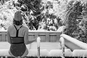 冬天泳池比基尼美女背影写真图片